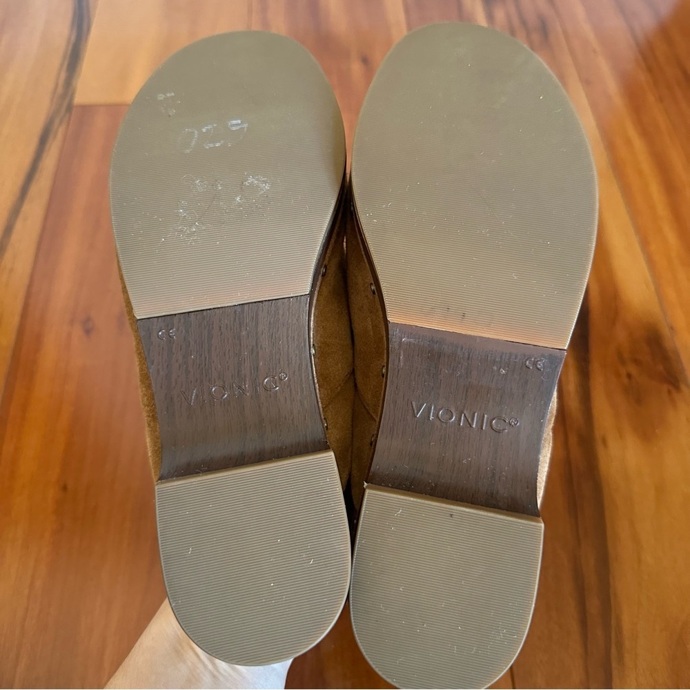 NWOT Vionic Day Kacie Suede Studded in Toffee Heeled Clogs - Picture 12 of 13